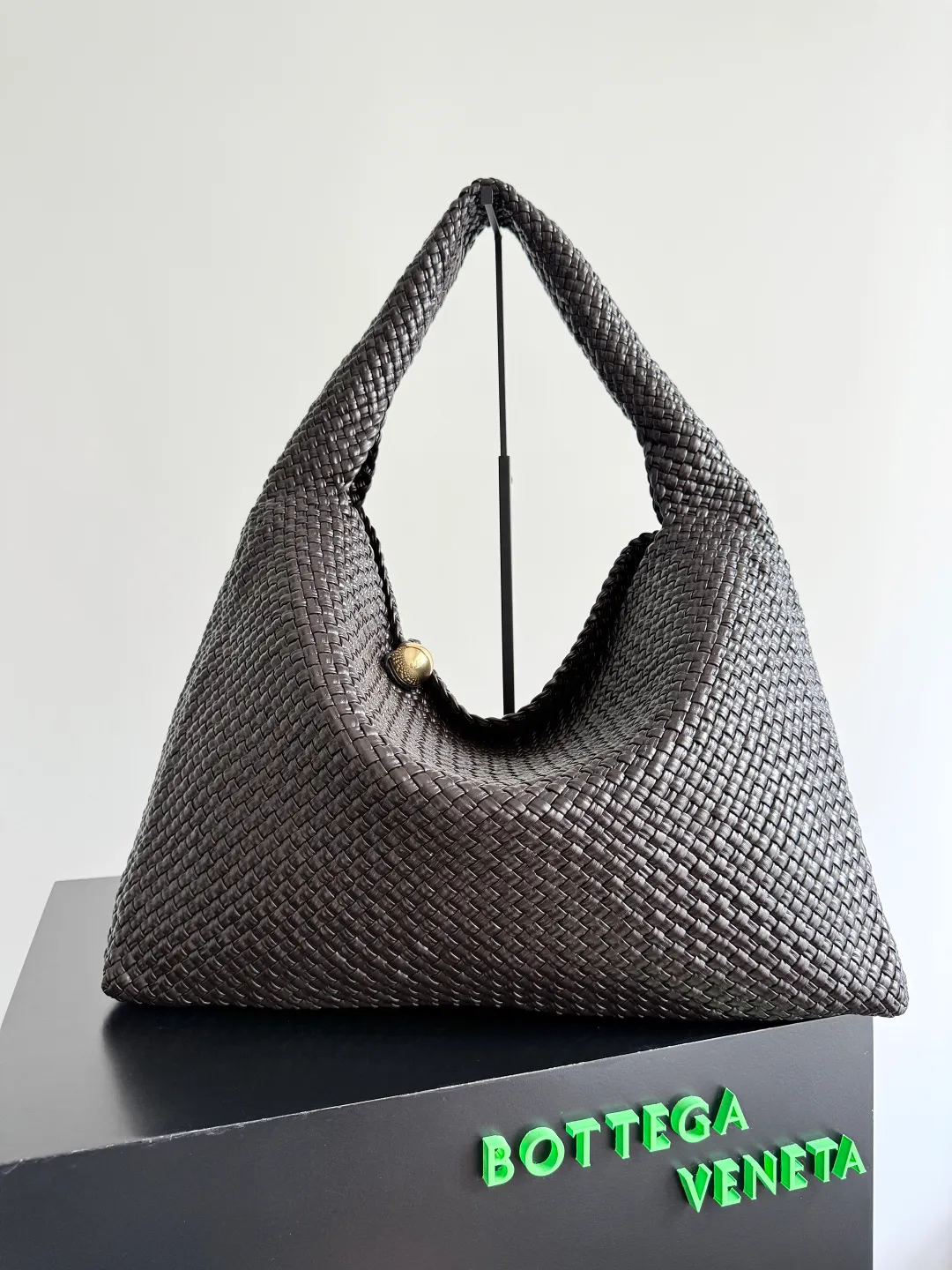 Batch 7360 BOTTEGA VENETA new product large Tosca Baci Baci means Kiss in Italian. Different from the previous Tosca style, this time the entire handbag presents a triangular shape design, and the handle is also designed with a single handle. The delicateness of each stitch of the craftsman's weaving, and the warmth of the handwork are like freshly baked bread! This is a bag that only experienced craftsmen can weave. The lightweight material and large capacity make it easy to carry whether you are an office worker or a student party😍Not only that, this bag is full of fashion, making you the center of attention whether it is for daily outings or important occasions👀 Style number: 762635 Size: 54*39.5*6cm